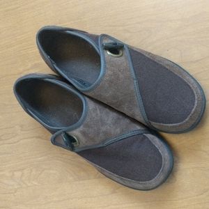Lands' End brown suede walking shoes. Pre-loved.